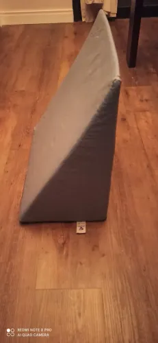Travesseio triangular (encosto para cama)