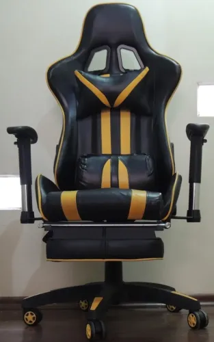 Cadeira gamer preta e amarela