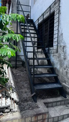 Escada de metal para área externa