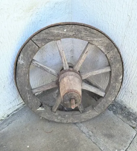 roda antiga - carriola / carrinho de mão - madeira