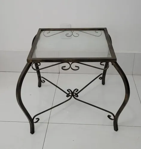 Mesa de canto em ferro com tampo de vidro
