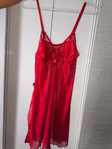 Camisola vermelha com detalhes nas laterais