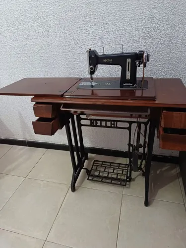 Máquina de costura antiga funcionando com base de ferro fundido