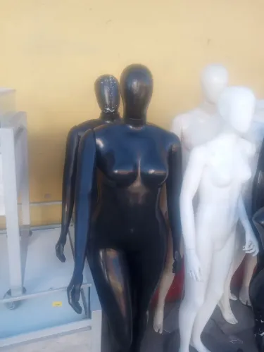 Manequins Femininos e Masculinos Pretos a partir de R$ 170,00