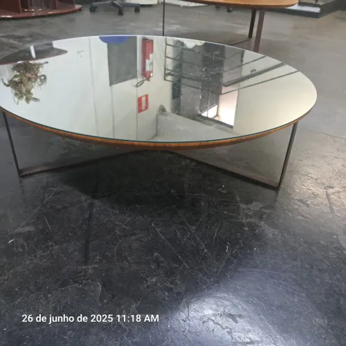 Mesa de centro redonda com tampo de vidro