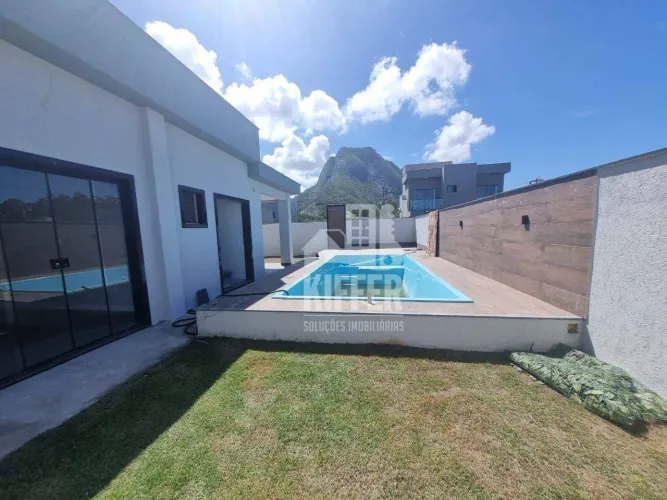 Casa Moderna em Condomínio Club com Piscina em Itaipuaçu