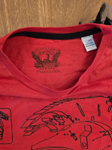 Camiseta Vermelha com Estampa Exclusiva Diesel