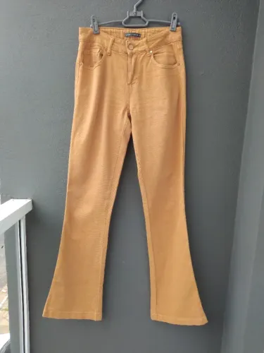 Calça jeans caramelo flare suede