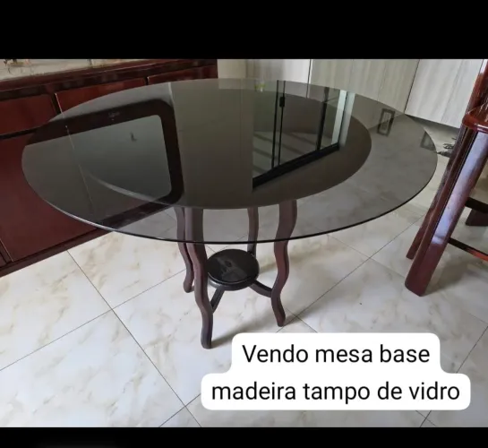 Vendo Mesa redonda madeira tampo de vidro fume 1.10 de diâmetro ou circunferência
