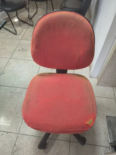 Cadeira de escritório usada - Necessita reparos