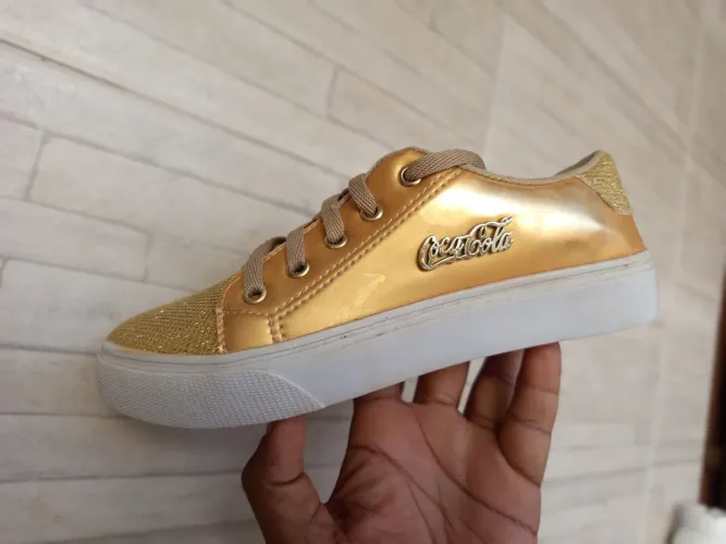Tênis dourado coca cola número 36