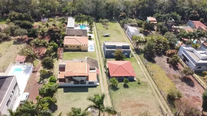 Chácara Molhada 2111m² com Quatro Imóveis, Salão de Festas e Piscina em Alvorada do Sul.