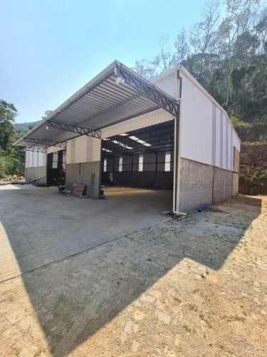 Pedro do Rio (Fácil acesso BR040) - Galpão com 360m² + casa anexo.