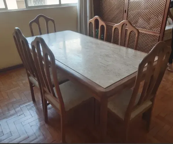 Mesa de Madeira com tampa de Marmore com 6 cadeiras