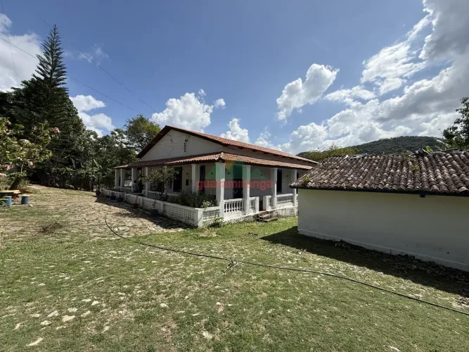 Sítio com 64 ha com casa principal de arquitetura colonial, com 300m², casa de c