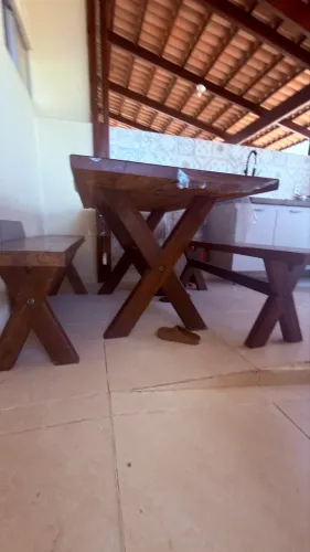 Mesa de Madeira maciça com bancos