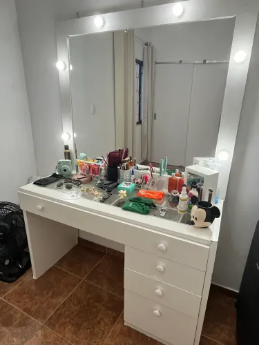 PENTEADEIRA CAMARIM COM ESPELHO ILUMINADO