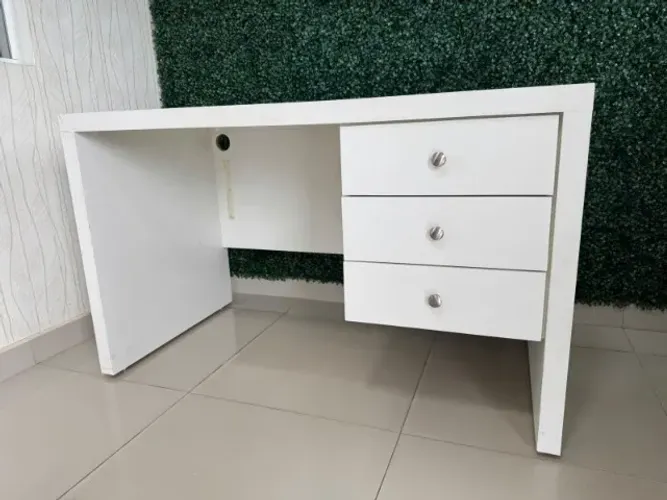 MESA DE TRABALHO BRANCA COM 3 GAVETAS (C040)
