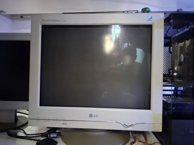 Monitor CRT LG FLATRONez T730SH