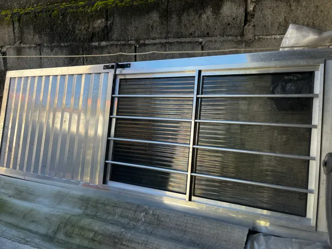 Vendo porta de Alumínio