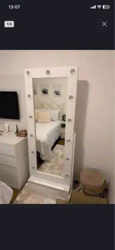 Vendo espelho com luzes camarim