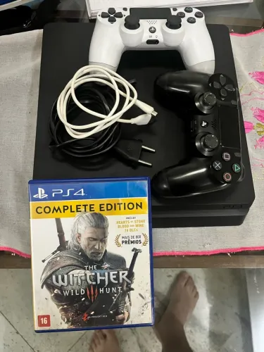 PS4 Slim 500GB + 2 Controles + The Witcher 3 Complete Edition