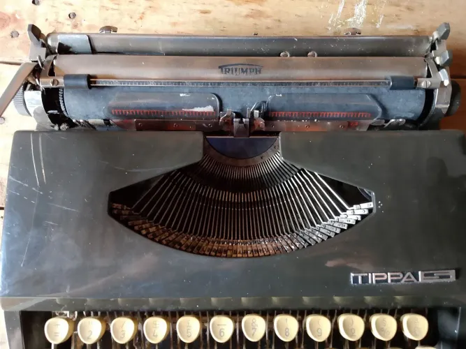Máquina De Escrever Antiga Triumph Tippa S - Com Estojo Original (Para Revisão)
