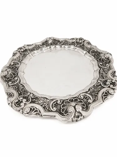 **Bandeja Antiga Prateada com Ricos Detalhes Ornamentais - Peça de Destaque para Decoração