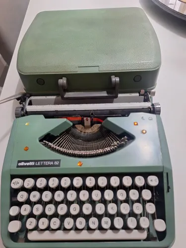 Máquina de escrever Olivetti Relíquia anos 80