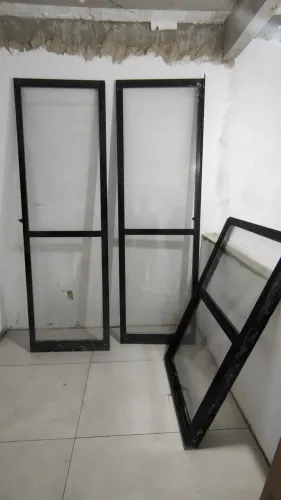 Porta de correr e basculante de vidro e alumínio preto
