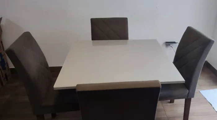 Mesa com Cobertura de Vidro e Quatro Cadeiras Estofadas