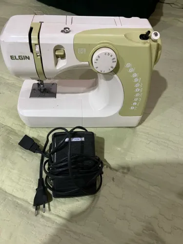 Máquina de costura Elgin modelo Jx2050