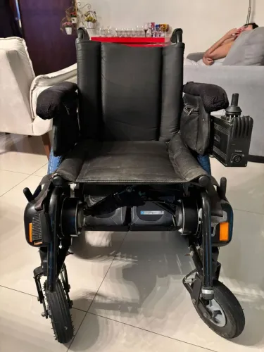 Vendo cadeira de rodas motorizada Freedom