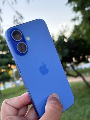 iPhone 16 azul original sem detalhes 