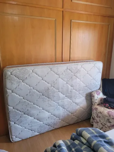 Cama de Viúva + box baú - espaço para armazenamento!