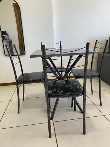 Mesa 4 lugares com cadeiras