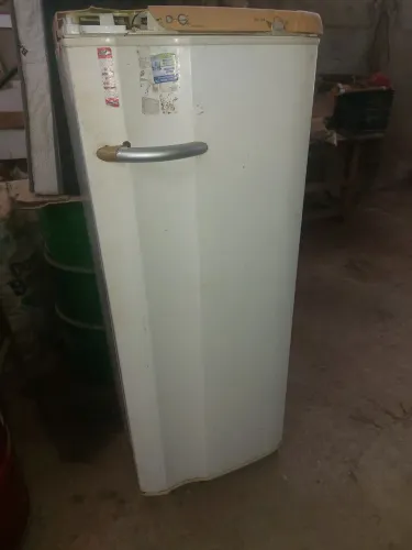 Vende geladeira gelando muito