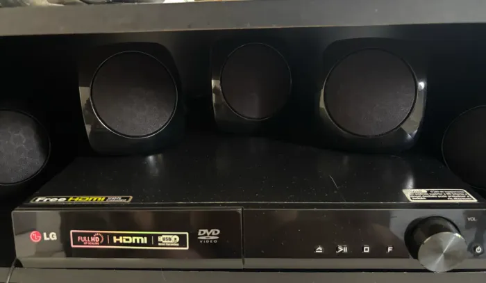 Home Theater LG completo e com controle original.