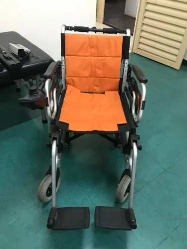 Cadeira de Rodas Elétrica com Bateria Recarregável - 220V