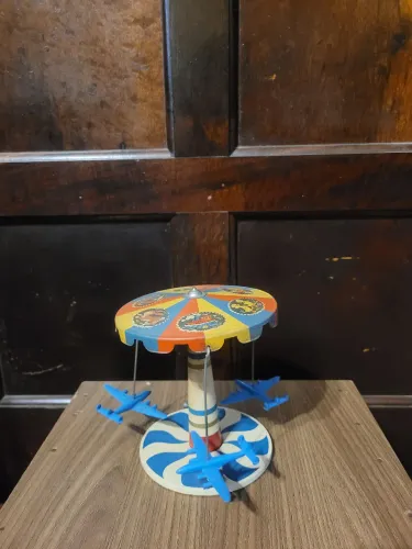 Vendo Carrosel de Metal e Madeira com aviões de plástico anos 50 Estrela 