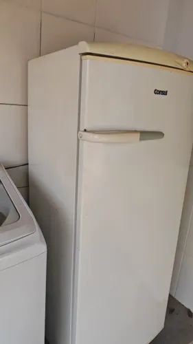 Geladeira usada bem conservada