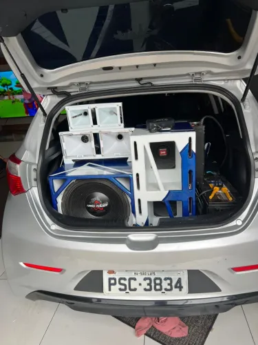 Som automotivo completo com rack móvel