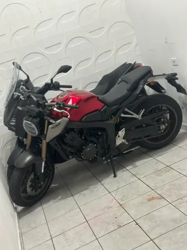 Vendo minha cb 650 r 20 mil km rodados troco em moto alta
