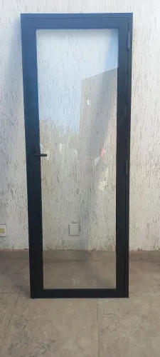 Porta alumínio preto 0,77 X 2,10