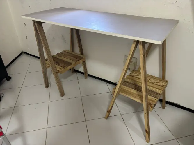 Mesa com cavaletes 120x50