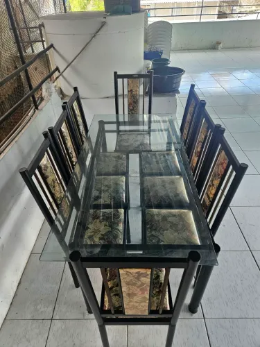 Mesa de vidro com oito cadeiras