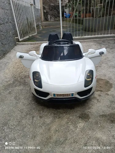 Carro de brinquedo controle remoto muito novo!!
