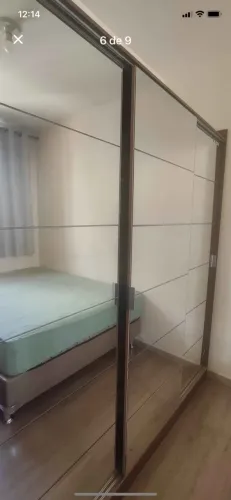 Guarda roupa semi novo com três portas de espelho