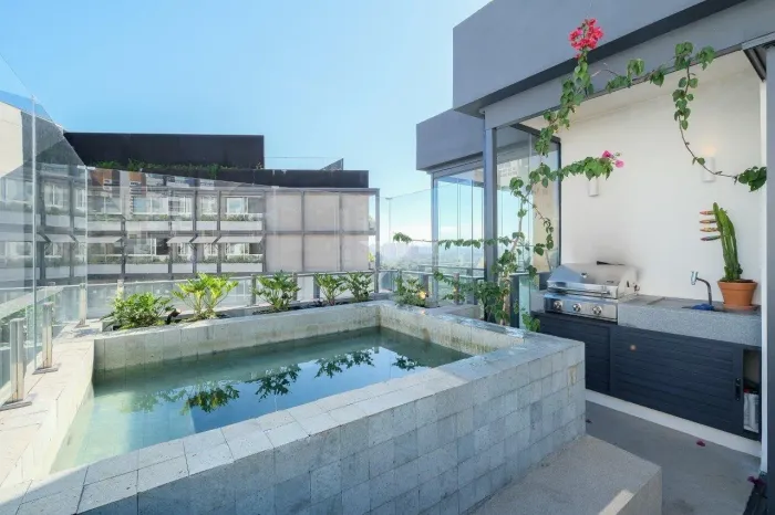Cobertura duplex à venda na Vila Madalena, 180m², 4 suítes, varanda gourmet, piscina, 3 va