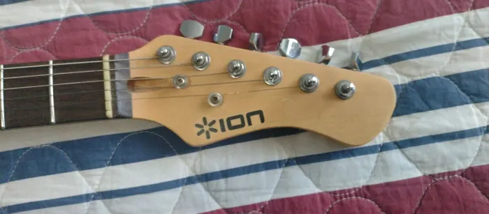 Guitarra stratocaster ION